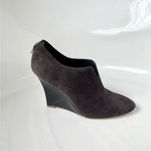 💋ELIE TAHARI, NEW charcoal Suede Booties - size 8